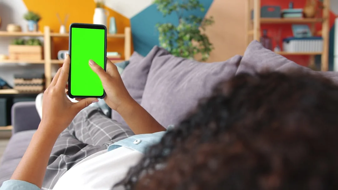 Espace de travail élégant avec ordinateur portable et écran pour le marketing sur les réseaux sociaux.